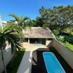 Casa Residencial com 139m², 3 quartos, 1 suíte, 2 garagens, no bairro Cachoeira Do Bom Jesus em Florianópolis