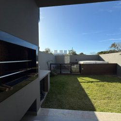 Casa Residencial com 127m², 3 quartos, 1 suíte, 2 garagens, no bairro Cachoeira Do Bom Jesus em Florianópolis
