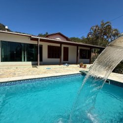 Sitio com 250m², 5 quartos, 1 suíte, 4 garagens, no bairro Cova Triste em Garopaba