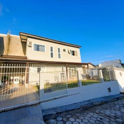 Casa Residencial com 107m², 2 quartos, 1 garagem, no bairro Capoeiras em Florianópolis
