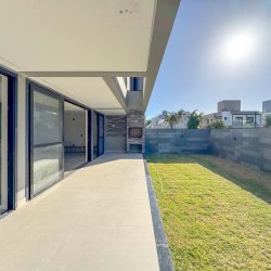 Casa Residencial com 225m², 3 quartos, 3 suítes, 4 garagens, no bairro Jurerê em Florianópolis
