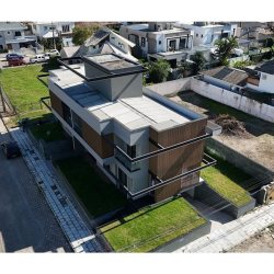Casa Residencial com 225m², 3 quartos (sendo 3 suítes), 4 garagens, no bairro Jurerê em Florianópolis