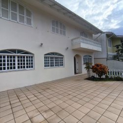 Casa Residencial com 269m², 10 quartos, 2 suítes, 2 garagens, no bairro Pantanal em Florianópolis