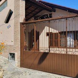 Casa Residencial com 200m², 7 quartos (sendo 2 suítes), 2 garagens, no bairro Carvoeira em Florianópolis