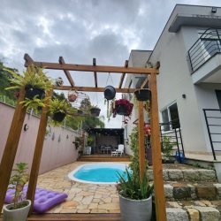 Casa Residencial com 178m², 3 quartos, 3 suítes, 2 garagens, no bairro Córrego Grande em Florianópolis