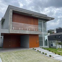 Casa em Condomínio com 339m², 4 quartos (sendo 4 suítes), 4 garagens, no bairro Pedra Branca em Palhoça