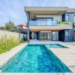 Casa Residencial com 470m², 4 quartos, 4 suítes, 4 garagens, no bairro Lagoa Da Conceição em Florianópolis