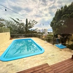Casa Residencial com 259m², 4 quartos, 1 suíte, 2 garagens, no bairro Agronômica em Florianópolis