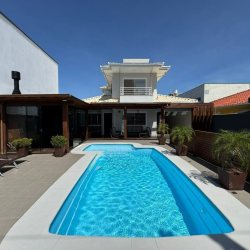 Casa Residencial com 200m², 3 quartos, 2 suítes, 5 garagens, no bairro Jardim Cidade De Florianópolis em São José