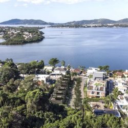 Casa em Condomínio com 141m², 2 quartos, 2 suítes, 2 garagens, no bairro Lagoa Da Conceição em Florianópolis