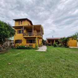 Casa Residencial com 150m², 4 quartos, 1 suíte, 2 garagens, no bairro São João Do Rio Vermelho em Florianópolis