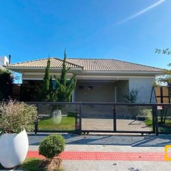 Casa em Condomínio com 197m², 4 quartos, 3 suítes, 2 garagens, no bairro Cachoeira do Bom Jesus em Florianópolis
