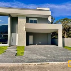 Casa em Condomínio com 266m², 4 quartos, 3 suítes, 2 garagens, no bairro Ratones em Florianópolis