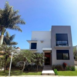 Casa em Condomínio com 288m², 4 quartos, 4 suítes, 2 garagens, no bairro Cachoeira do Bom Jesus em Florianópolis