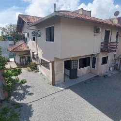 Casa Residencial com 229m², 5 quartos, 3 suítes, 6 garagens, no bairro Campeche em Florianópolis