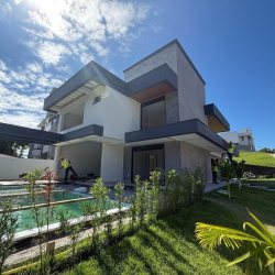 Casa em Condomínio com 296m², 4 quartos, 4 suítes, 2 garagens, no bairro Ingleses do RIo Vermelho em Florianópolis