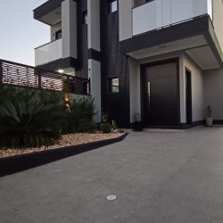Sobrado Residencial com 101m², 3 quartos, 1 suíte, 2 garagens, no bairro Ponte Do Imaruim em Palhoça