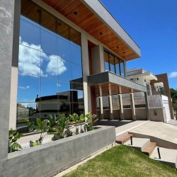 Casa Residencial com 250m², 4 quartos, 3 suítes, 2 garagens, no bairro São João Do Rio Vermelho em Florianópolis