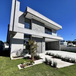 Casa em Condomínio com 261m², 4 quartos, 4 suítes, 4 garagens, no bairro São João Do Rio Vermelho em Florianópolis