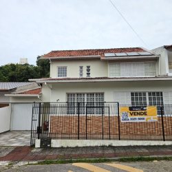 Casa Residencial com 249m², 4 quartos, 1 suíte, 4 garagens, no bairro Itaguaçu em Florianópolis