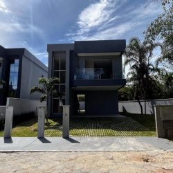 Casa Residencial com 176m², 3 quartos (sendo 3 suítes), 2 garagens, no bairro Cacupé em Florianópolis