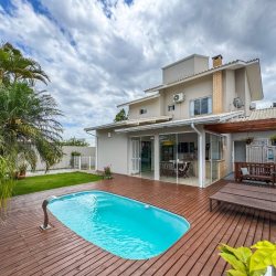 Casa Residencial com 189m², 3 quartos, 1 suíte, 2 garagens, no bairro Centro em Palhoça