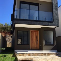 Casa Residencial com 180m², 3 quartos, 3 suítes, 2 garagens, no bairro Saco Grande em Florianópolis