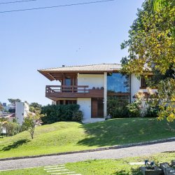 Casa em Condomínio com 600m², 3 quartos (sendo 3 suítes), 4 garagens, no bairro Cacupe em Florianópolis