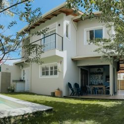 Casa Residencial com 155m², 3 quartos, 1 suíte, 2 garagens, no bairro Campeche em Florianópolis