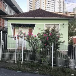 Casa Residencial com 60m², 2 quartos, 1 suíte, 2 garagens, no bairro Capoeiras em Florianópolis