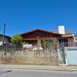Casa Residencial com 108m², 3 quartos, 1 suíte, 2 garagens, no bairro Barreiros em São José