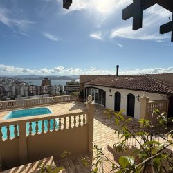 Casa Residencial com 416m², 3 quartos, 1 suíte, 4 garagens, no bairro Morro Da Cruz em Florianópolis