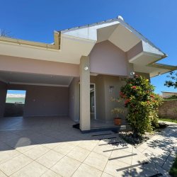 Casa Residencial com 169m², 3 quartos, 1 suíte, 2 garagens, no bairro Carianos em Florianópolis