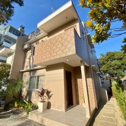 Casa Residencial com 133m², 4 quartos, 1 suíte, 2 garagens, no bairro Campeche em Florianópolis