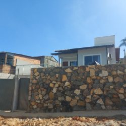 Casa Residencial com 80m², 3 quartos, 1 suíte, 2 garagens, no bairro Serraria em São José