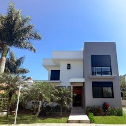 Casa em Condomínio com 288m², 4 quartos, 4 suítes, 4 garagens, no bairro Cachoeira Do Bom Jesus em Florianópolis