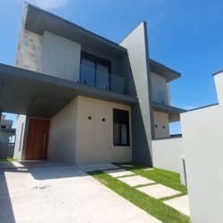 Casa Residencial com 170m², 4 quartos, 3 suítes, 2 garagens, no bairro Campeche em Florianópolis