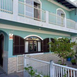 Casa Residencial com 156m², 4 quartos, 1 suíte, 3 garagens, no bairro Barreiros em São José