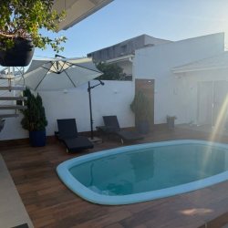 Casa Residencial com 384m², 3 quartos, 1 suíte, 3 garagens, no bairro Balneário em Florianópolis