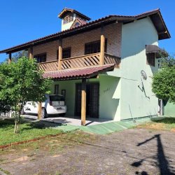 Casa Residencial com 195m², 3 quartos, 1 suíte, 2 garagens, no bairro Campeche em Florianópolis