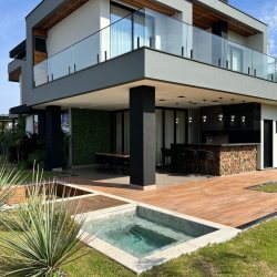 Casa em Condomínio com 404m², 4 quartos, 4 suítes, 2 garagens, no bairro Ingleses em Floranópolis