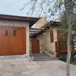 Casa Residencial com 355m², 3 quartos, 2 suítes, 2 garagens, no bairro Jurerê Internacional em Florianópolis