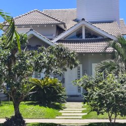 Casa Residencial com 246m², 4 quartos, 3 suítes, 4 garagens, no bairro Jurerê Internacional em Florianópolis