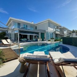 Casa Residencial com 1200m², 4 quartos, 4 suítes, 5 garagens, no bairro Jurerê Internacional em Florianópolis