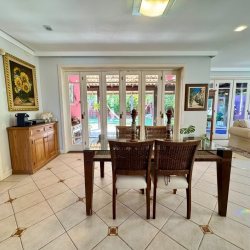 Casa Residencial com 378m², 4 quartos (sendo 3 suítes), 3 garagens, no bairro Lagoa Da Conceição em Florianópolis