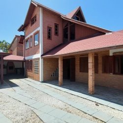 Casa Residencial com 210m², 4 quartos (sendo 2 suítes), 3 garagens, no bairro Morro das Pedras em Florianópolis