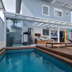 Casa em Condomínio com 138m², 3 quartos, 3 suítes, 2 garagens, no bairro Cachoeira Do Bom Jesus em Floranópolis