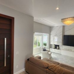 Casa Residencial com 409m², 4 quartos (sendo 4 suítes), 4 garagens, no bairro Carvoeira em Florianópolis