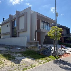Casa em Condomínio com 298m², 3 quartos (sendo 3 suítes), 4 garagens, no bairro Pedra Branca em Palhoça