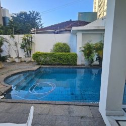 Casa Residencial com 350m², 4 quartos (sendo 3 suítes), 2 garagens, no bairro Centro em Florianópolis